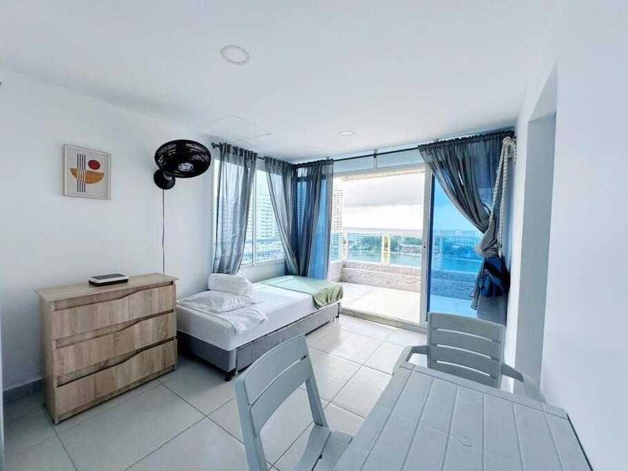 Apartamento moderno 9 floor 2BR Laguito - Frente a la playa