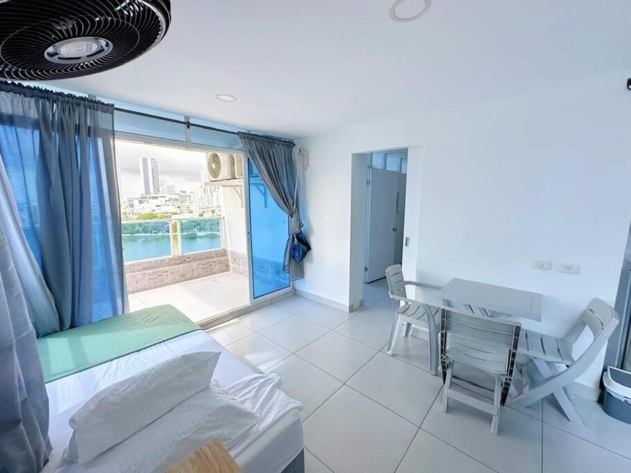 Apartamento moderno 9 floor 2BR Laguito - Frente a la playa