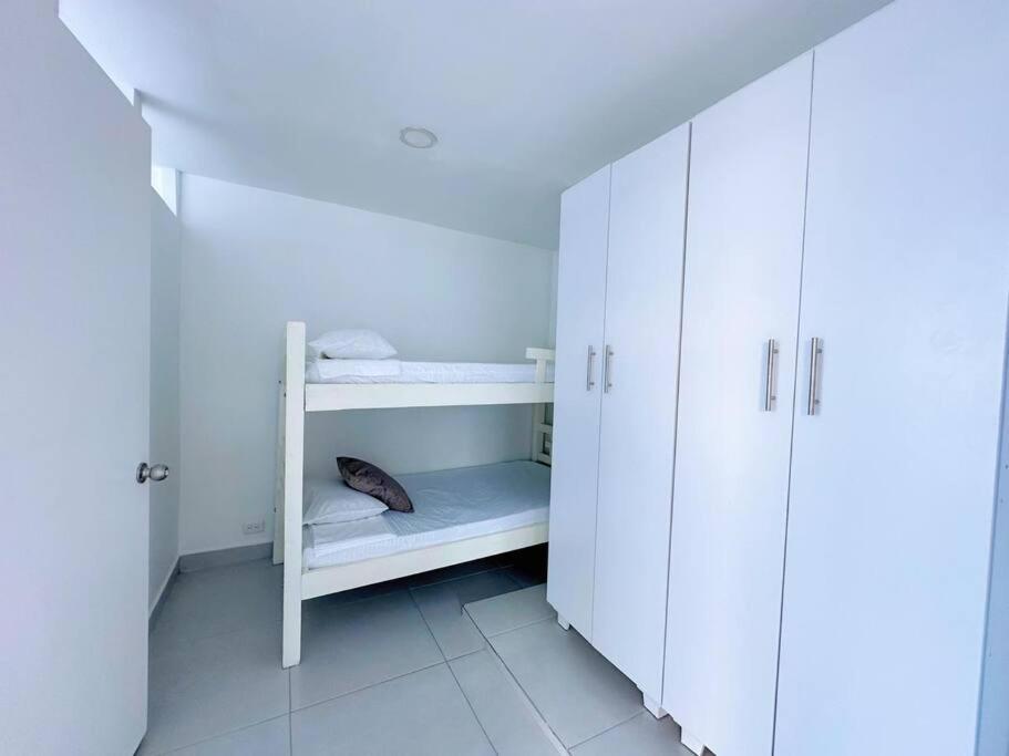 Apartamento moderno 9 floor 2BR Laguito - Frente a la playa