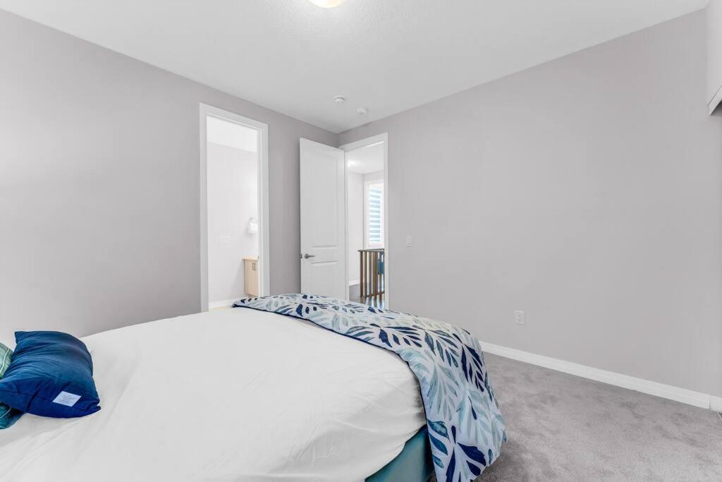 Executive Brand New House 5 Bedrooms and Office