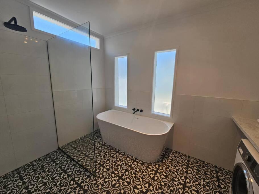 RoseIris Cottage - City Charm in Central West Hobart