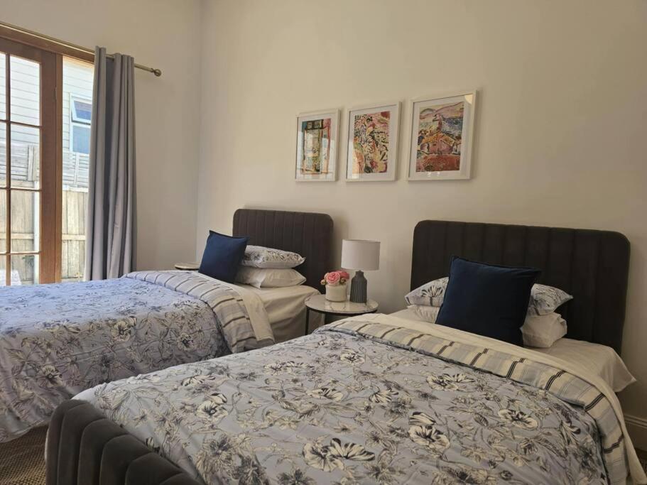 RoseIris Cottage - City Charm in Central West Hobart