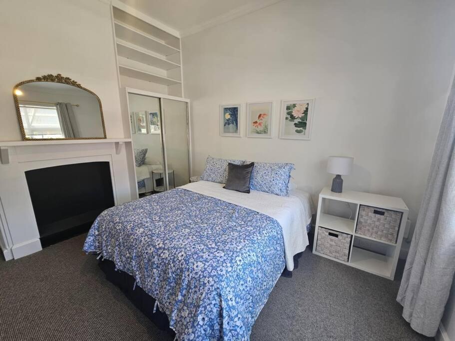 RoseIris Cottage - City Charm in Central West Hobart