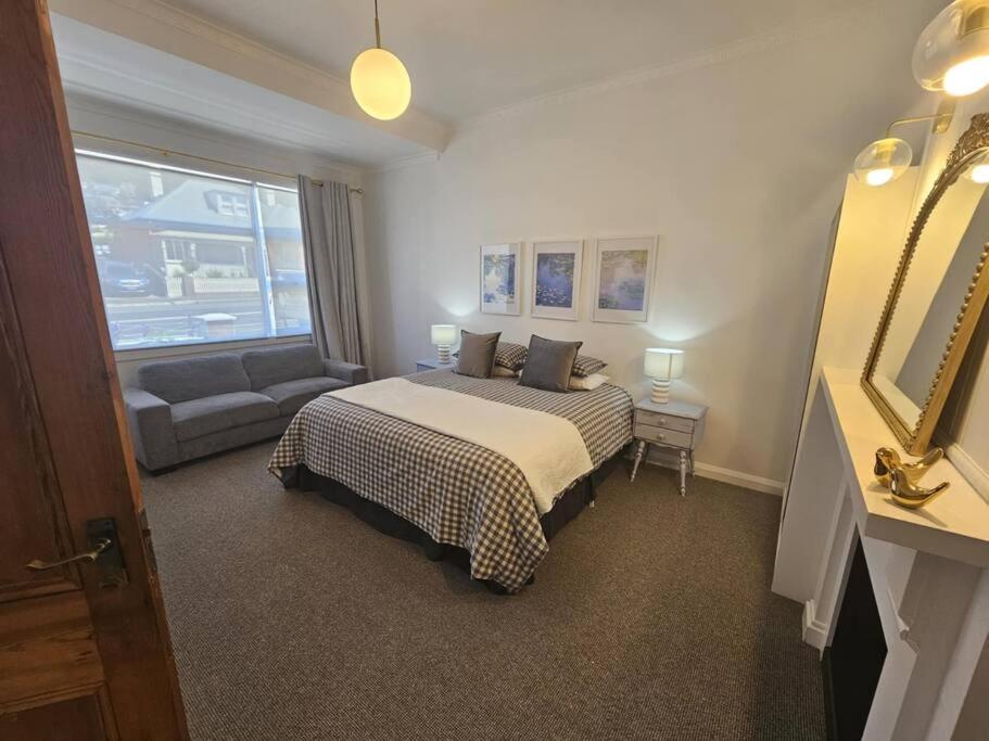 RoseIris Cottage - City Charm in Central West Hobart