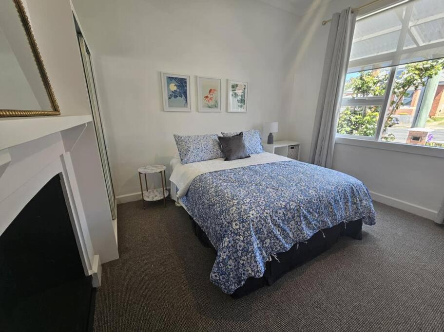 RoseIris Cottage - City Charm in Central West Hobart
