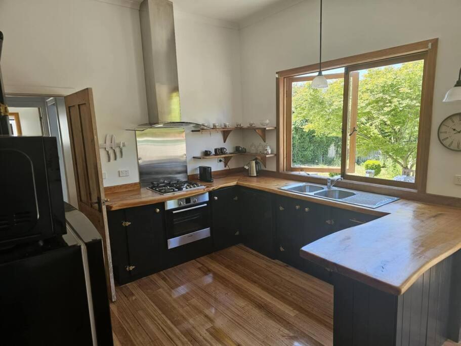 RoseIris Cottage - City Charm in Central West Hobart