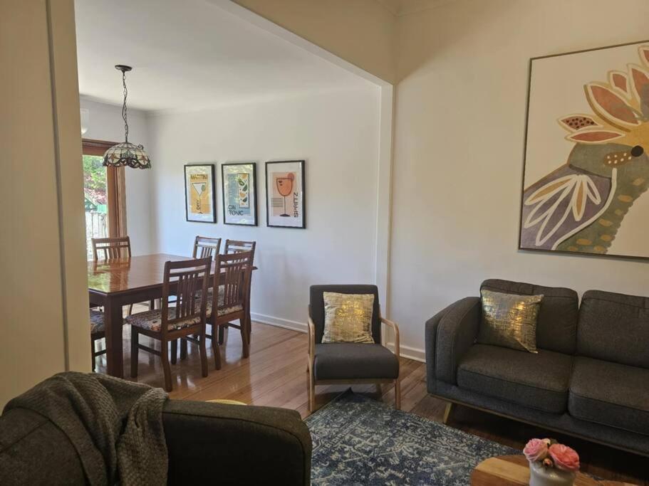 RoseIris Cottage - City Charm in Central West Hobart