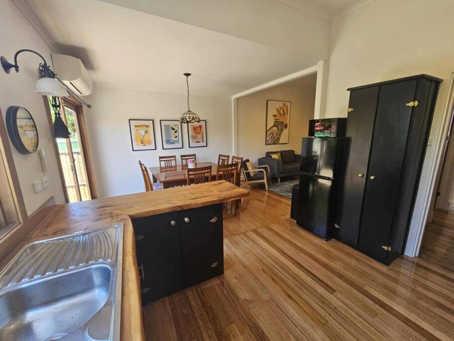 RoseIris Cottage - City Charm in Central West Hobart