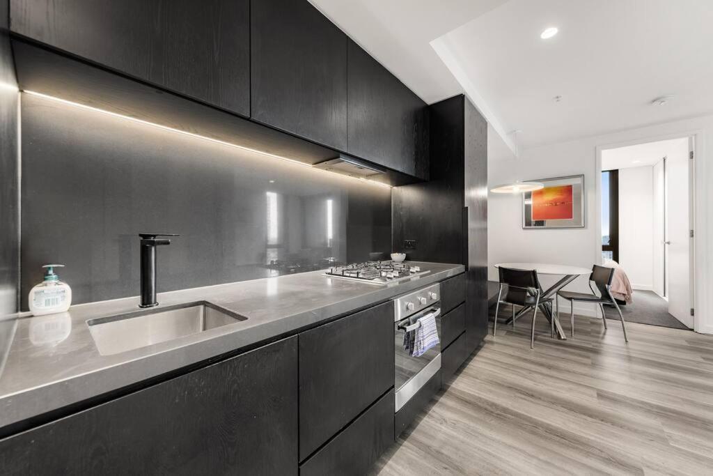 City View 2 bedroom Apartment in the Heart of Melbourne