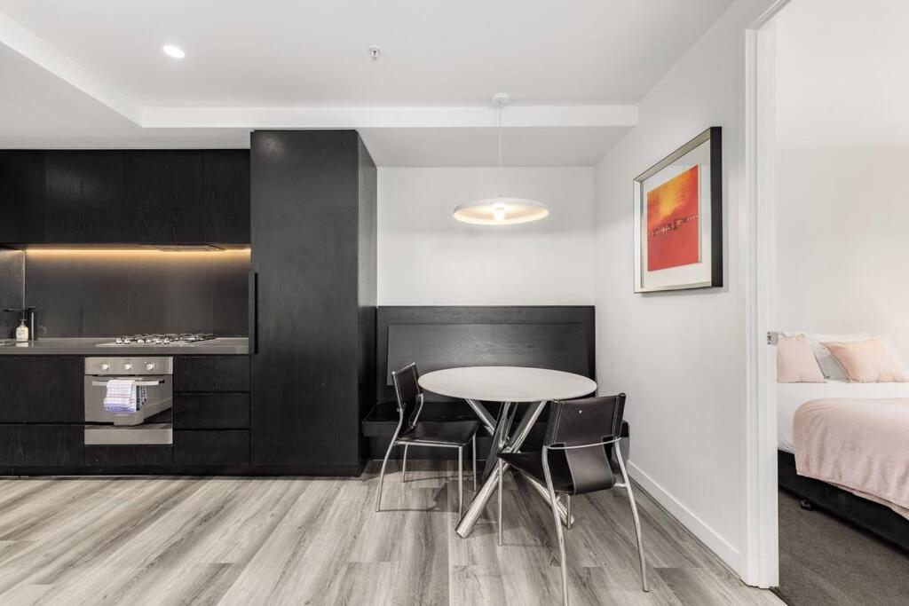City View 2 bedroom Apartment in the Heart of Melbourne