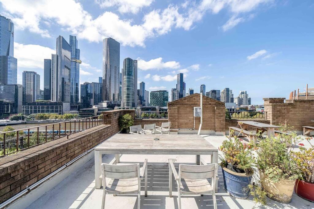 Stay in the heart of Melbourne, free tram zone