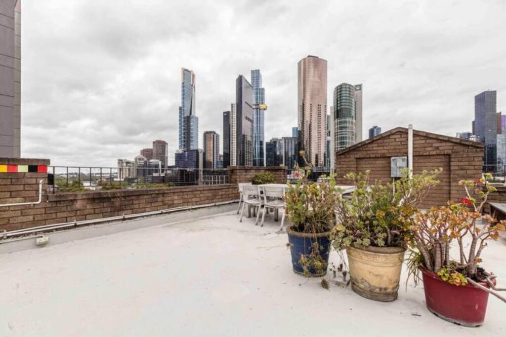 Stay in the heart of Melbourne, free tram zone