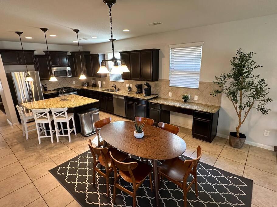 Charming house in The Woodlands - Creekside view 3