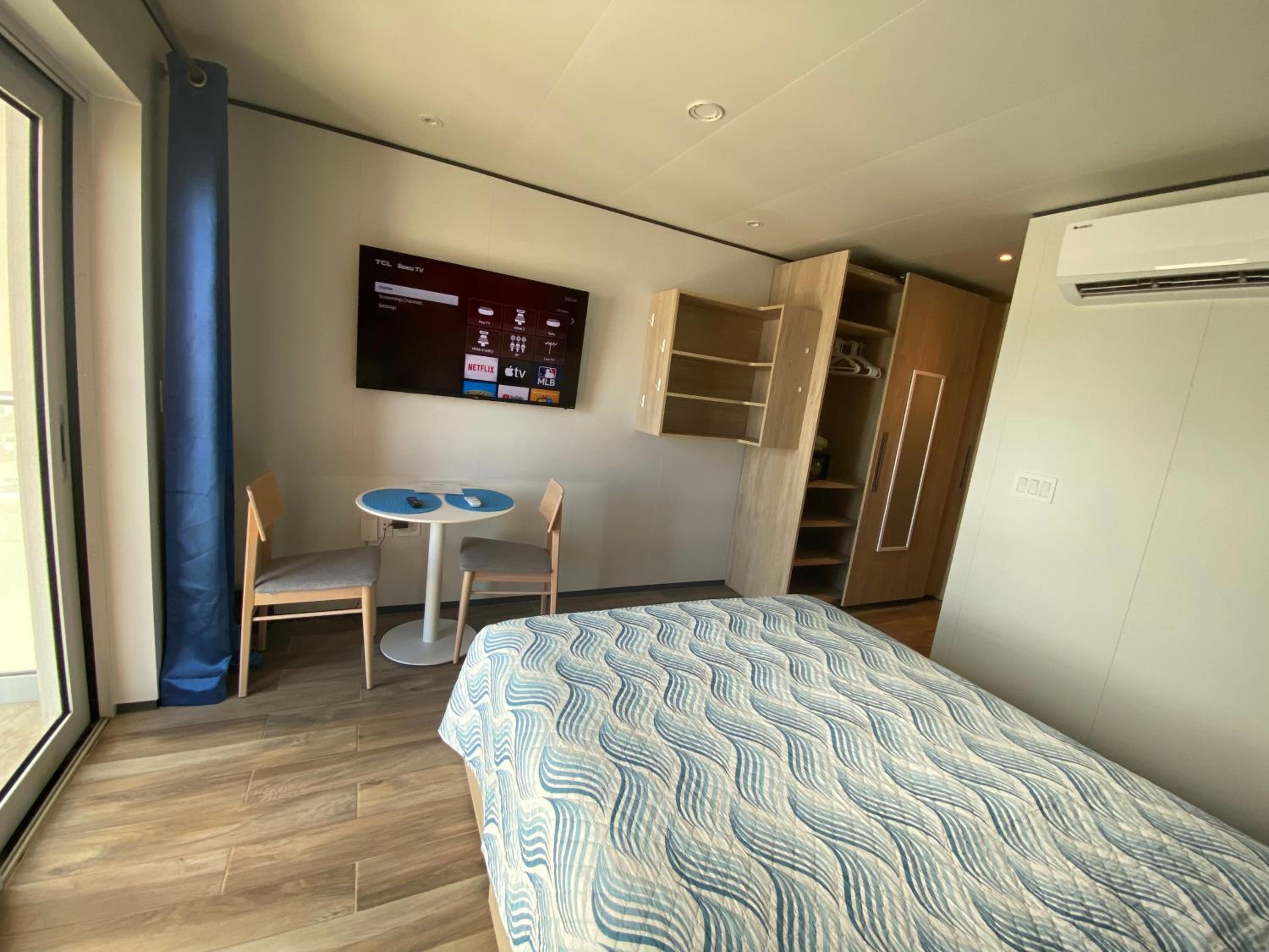 Modern Ocean and airport view condo in Maho, pool, gym, walk to Maho Beach,Mullet Bay, dinning, night life view 5