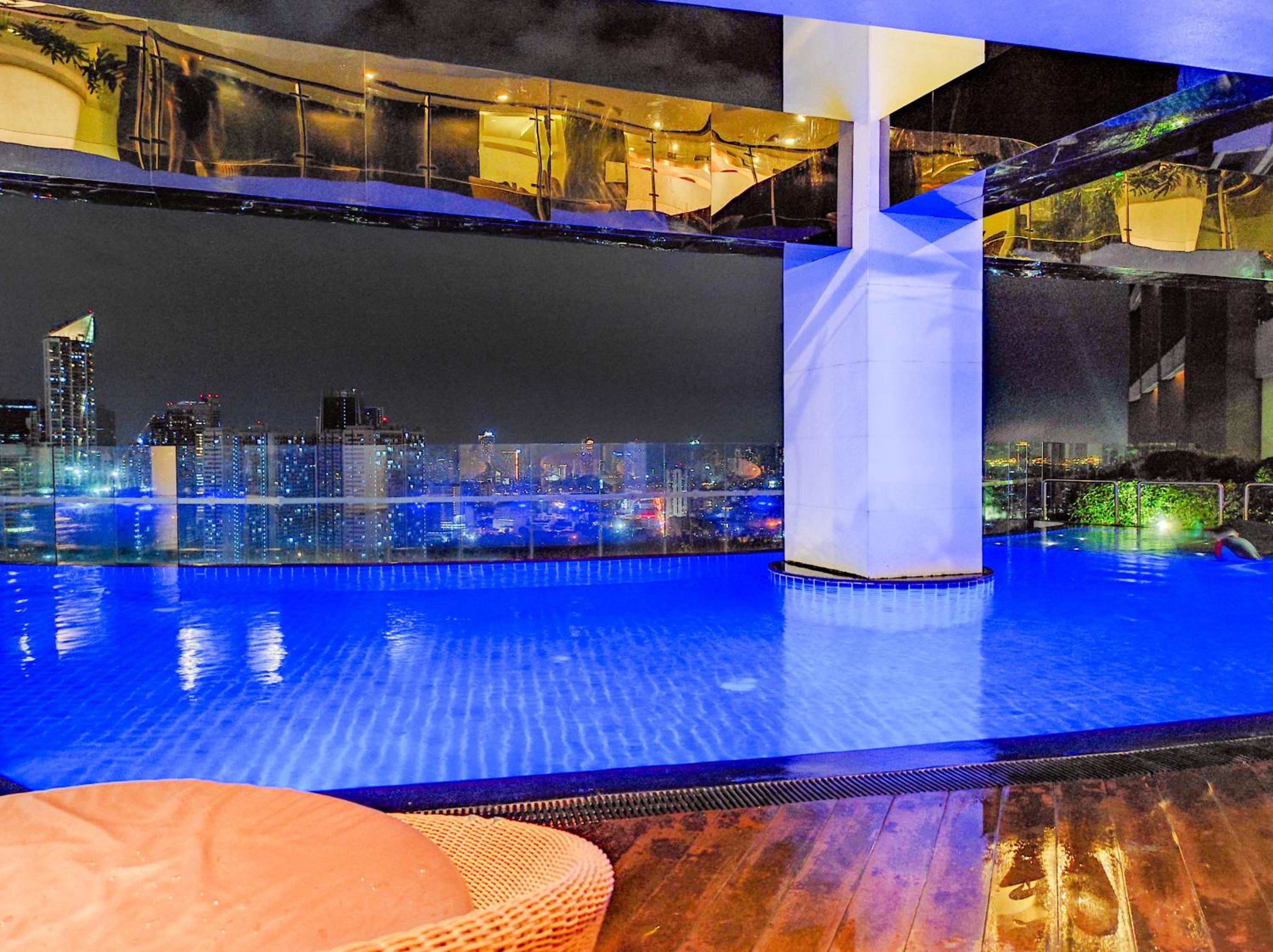 Studio in Makati - Fast WiFi, Big Balcony, Pool and Gym Access view 4
