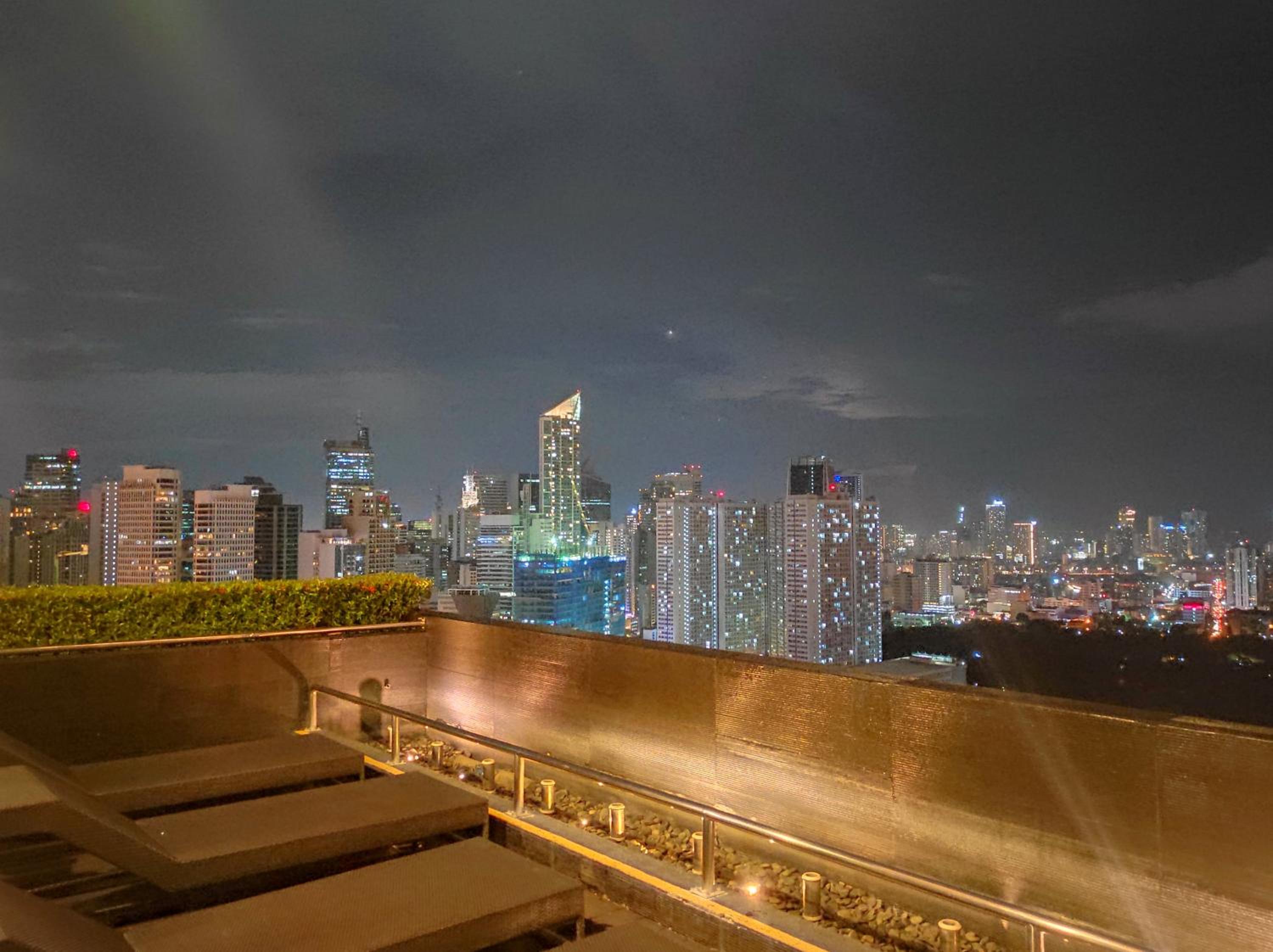 Studio in Makati - Fast WiFi, Big Balcony, Pool and Gym Access view 5