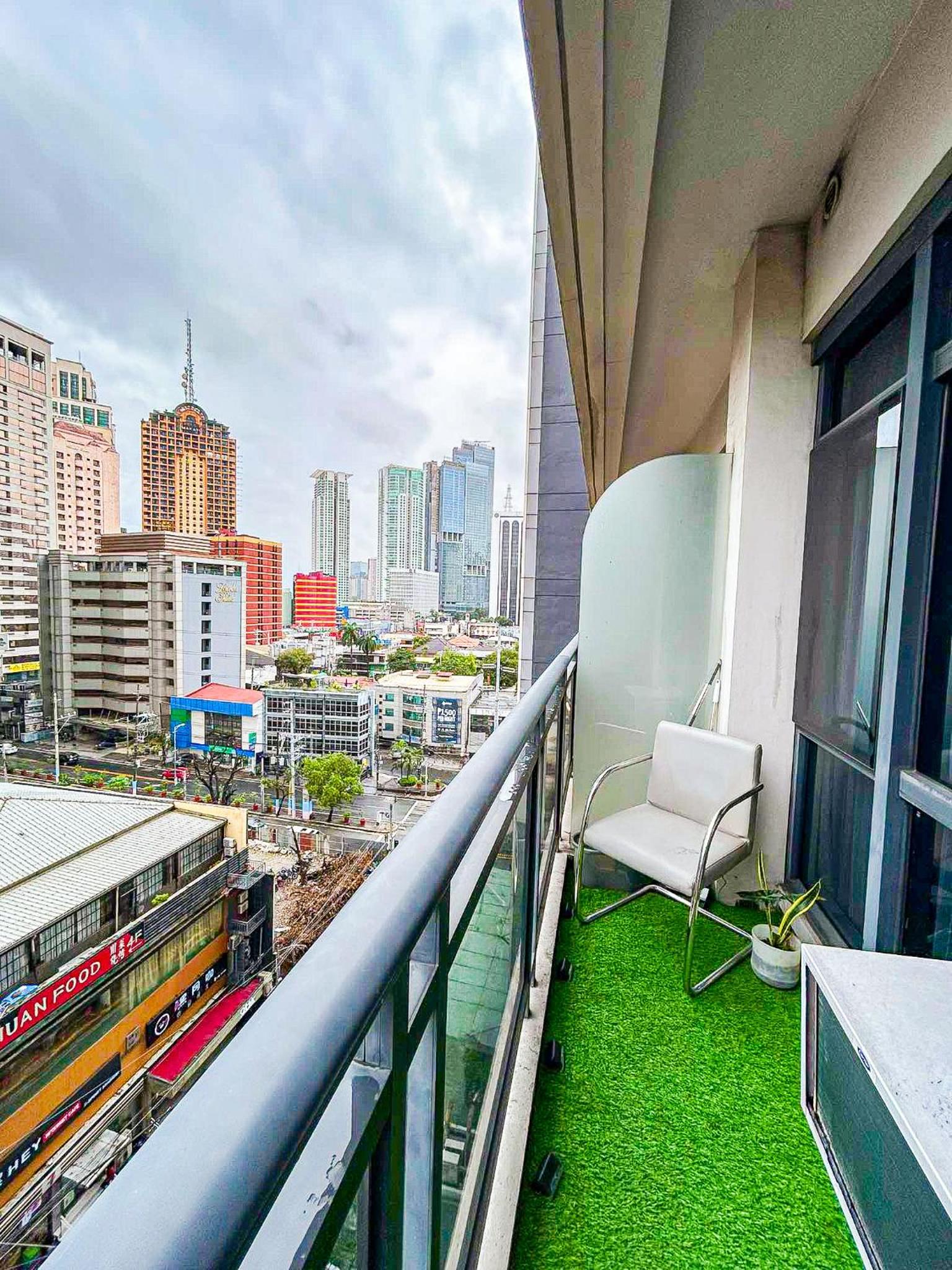 Quiet Condo with Fast WiFi, Own Balcony, Pool and Gym