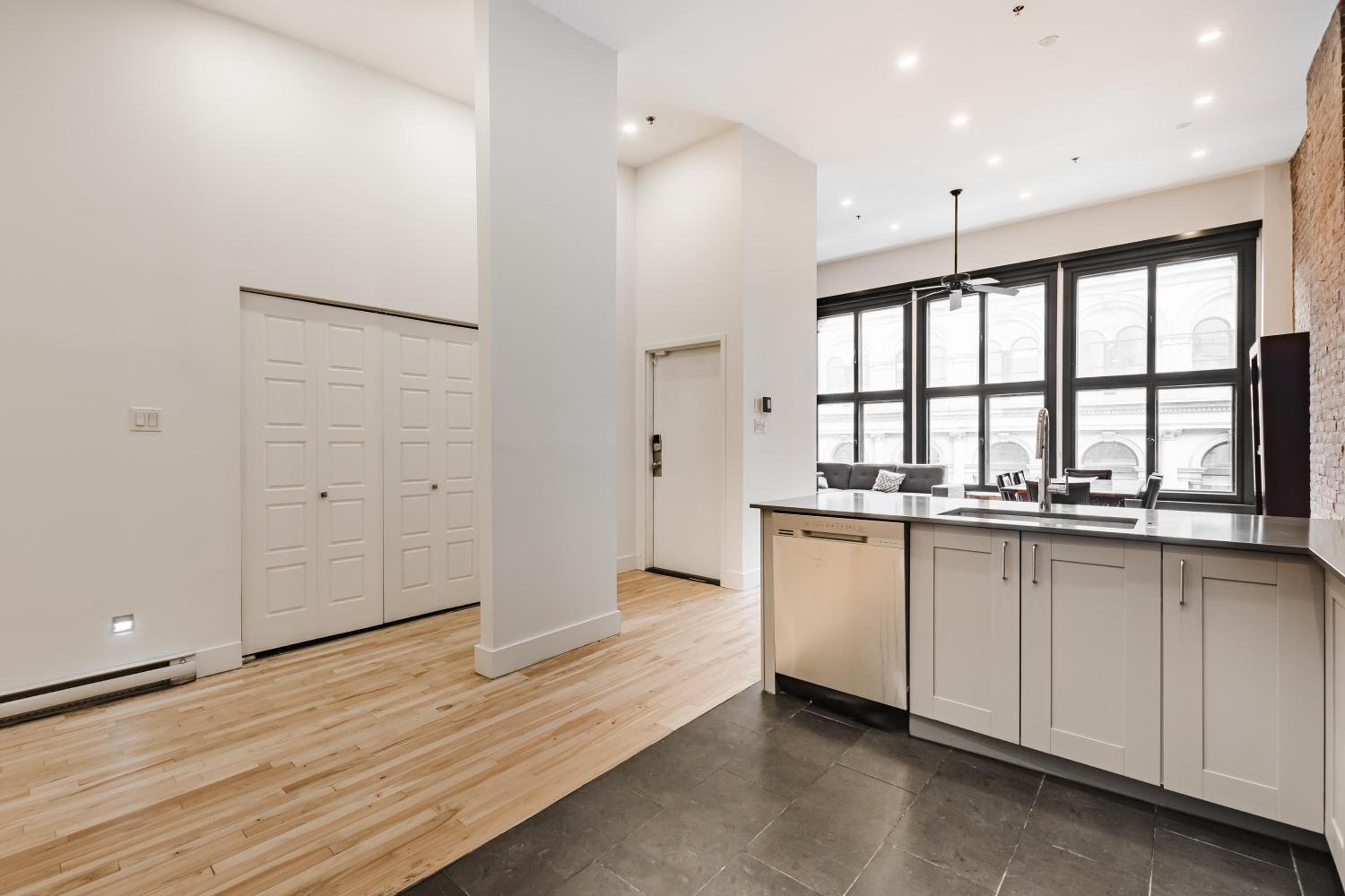 Elegant 3 Bedroom apartment in old port - 302