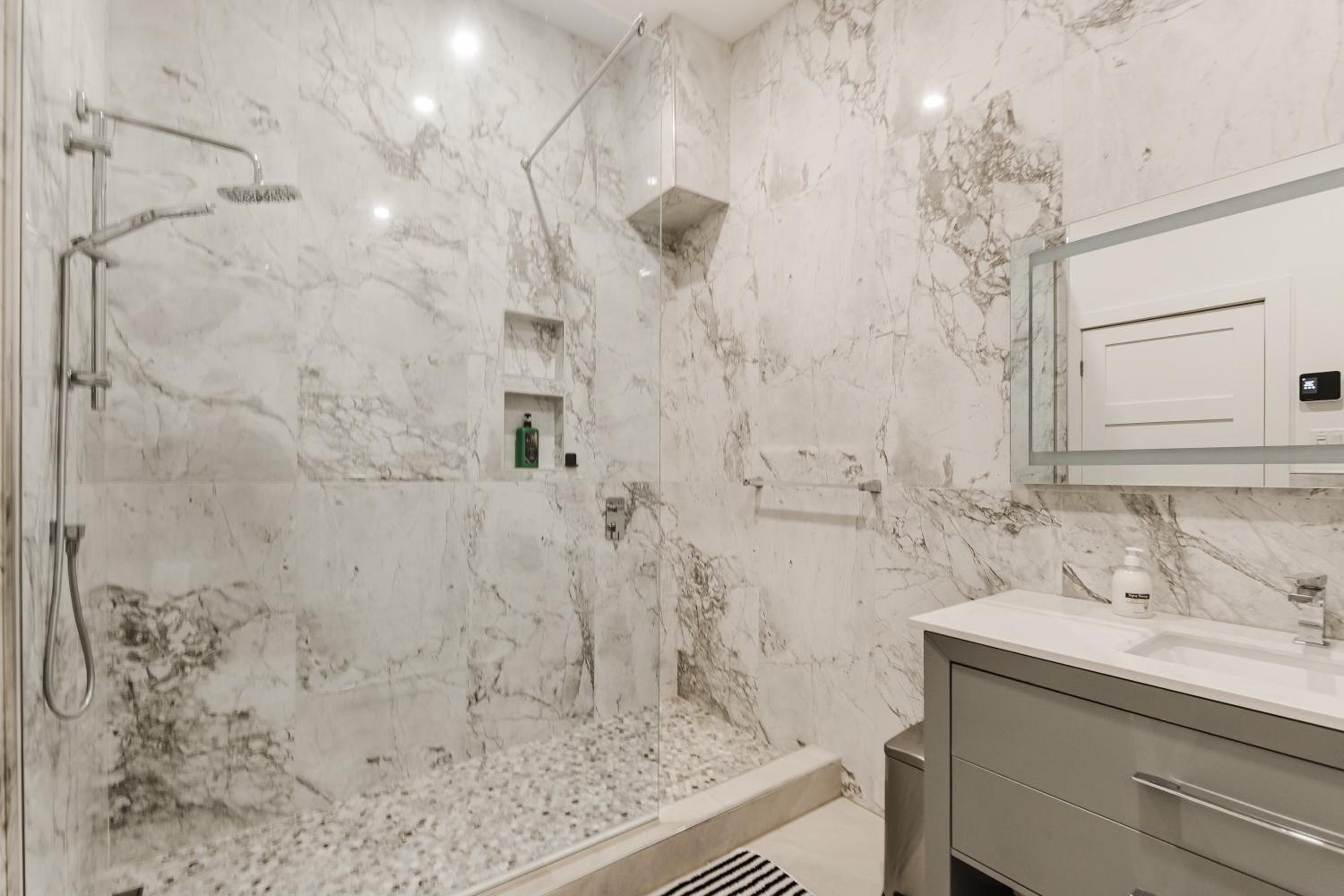 Elegant 3 Bedroom apartment in old port - 302