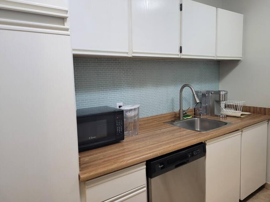 Beautiful 2 Beds Dwtn apt Free Parking King Bed