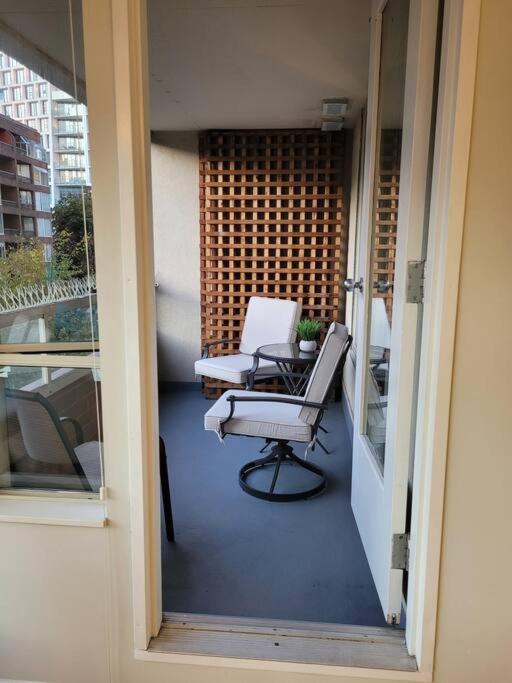 Beautiful 2 Beds Dwtn apt Free Parking King Bed
