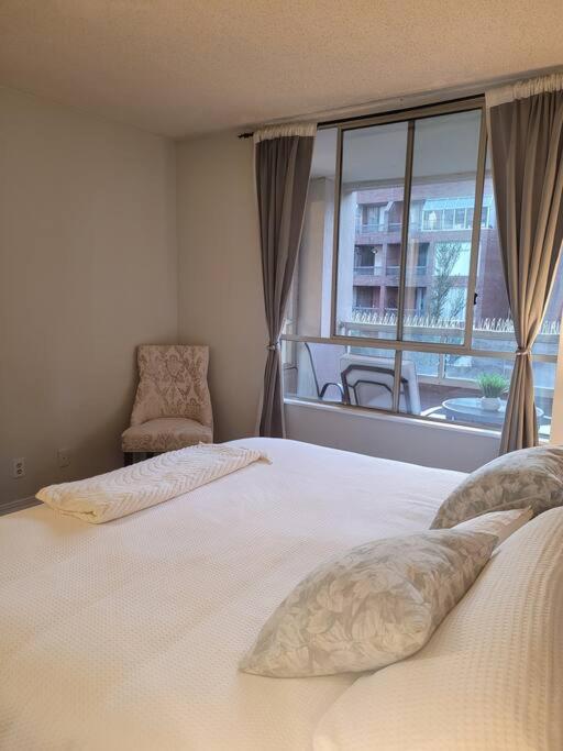 Beautiful 2 Beds Dwtn apt Free Parking King Bed