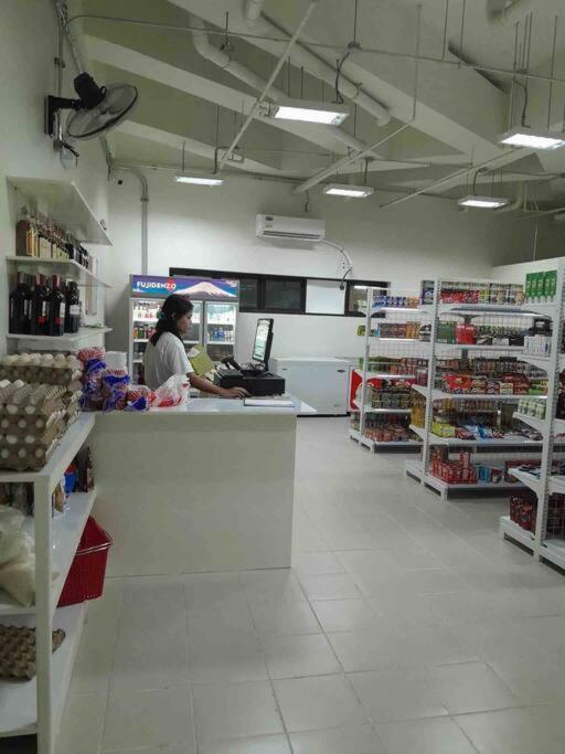 1BR Calathea Place nr Airport, Netflix,50mbps Wifi