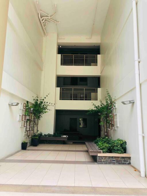 1BR Calathea Place nr Airport, Netflix,50mbps Wifi