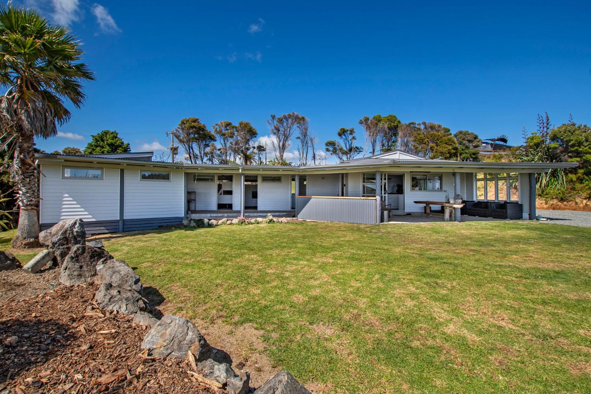 Waitorupai Retreat 1 - Sandy Bay Holiday Home