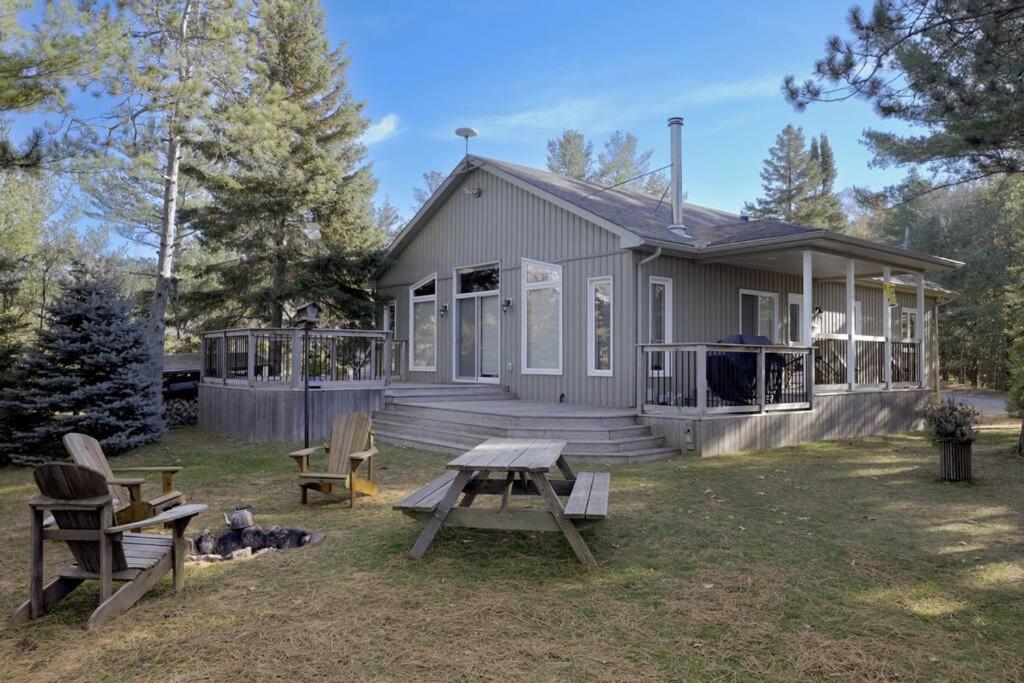 Cozy cottage on a private beach -Georgian Bay