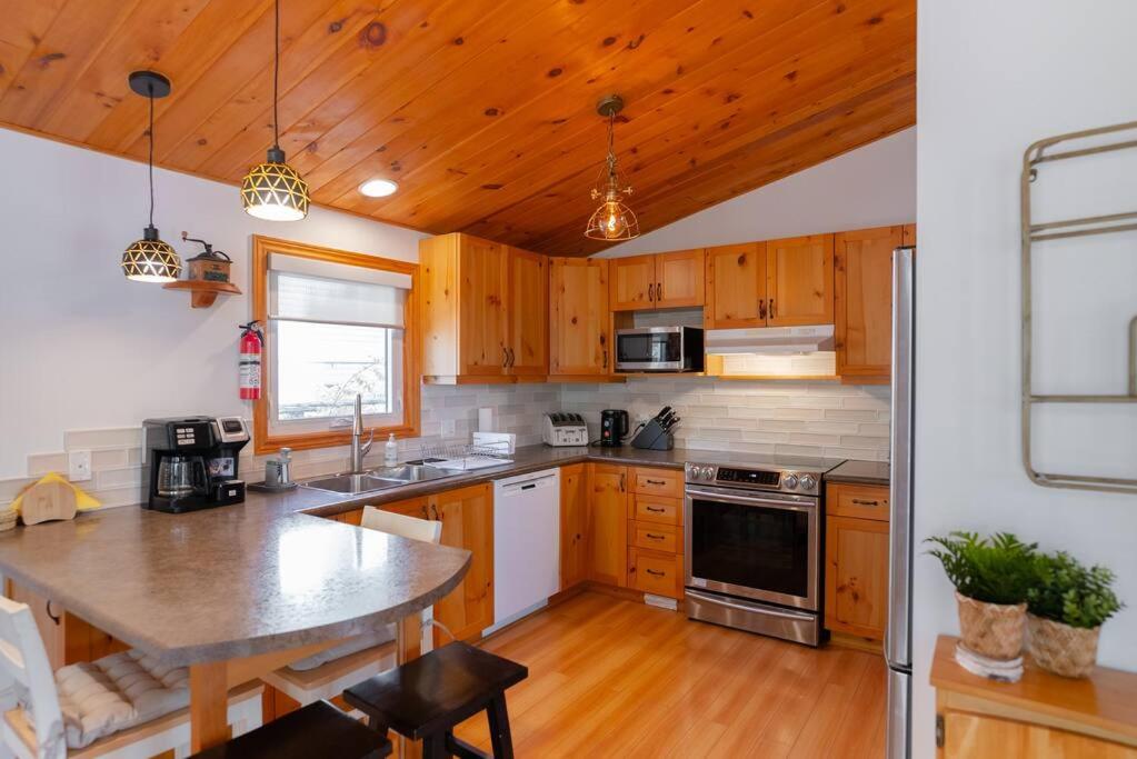 Cozy cottage on a private beach -Georgian Bay