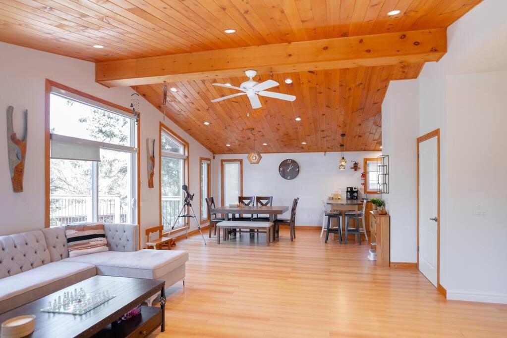 Cozy cottage on a private beach -Georgian Bay