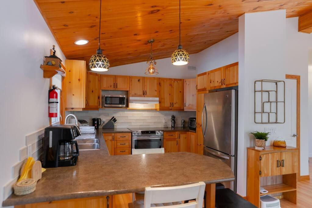 Cozy cottage on a private beach -Georgian Bay