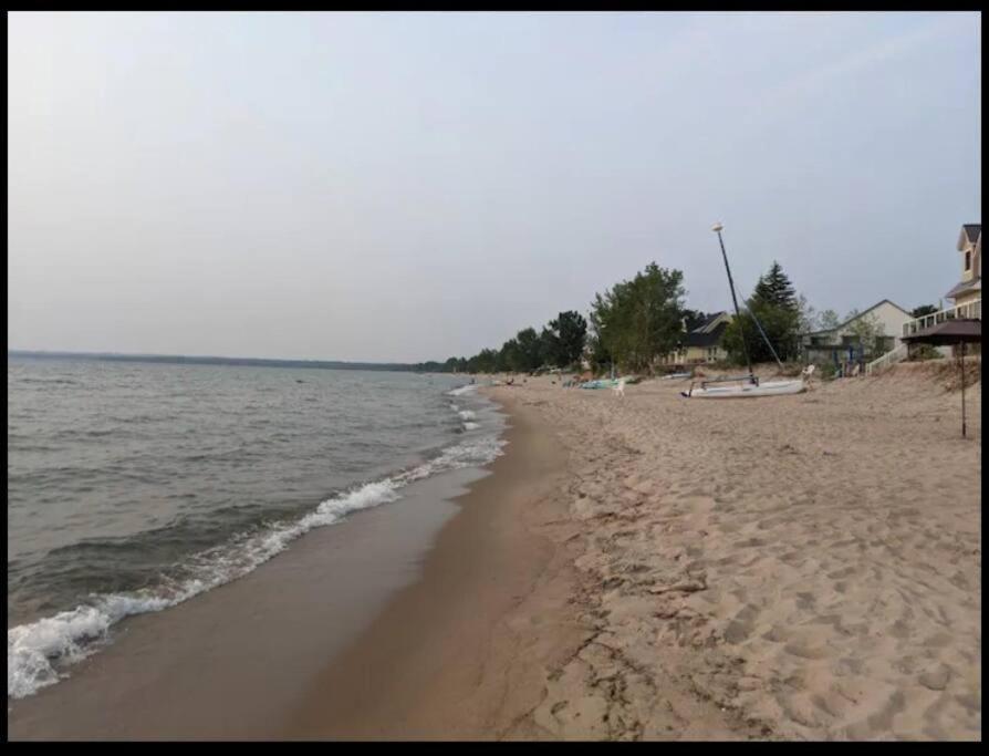 Cozy cottage on a private beach -Georgian Bay