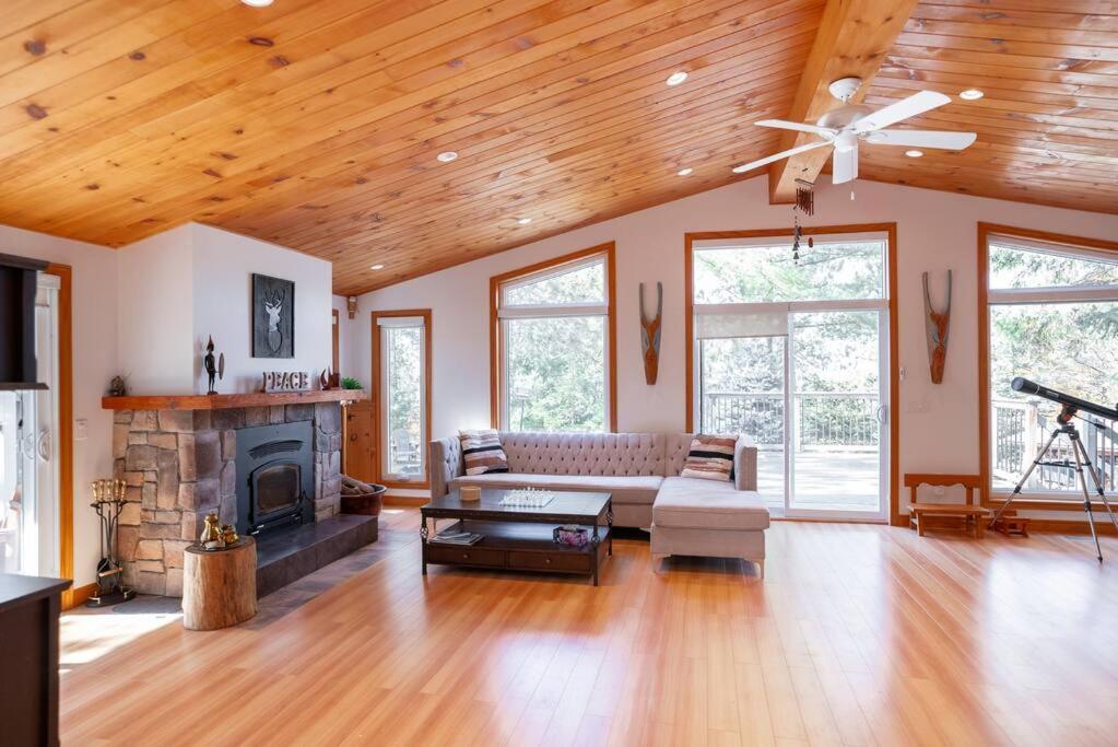 Cozy cottage on a private beach -Georgian Bay