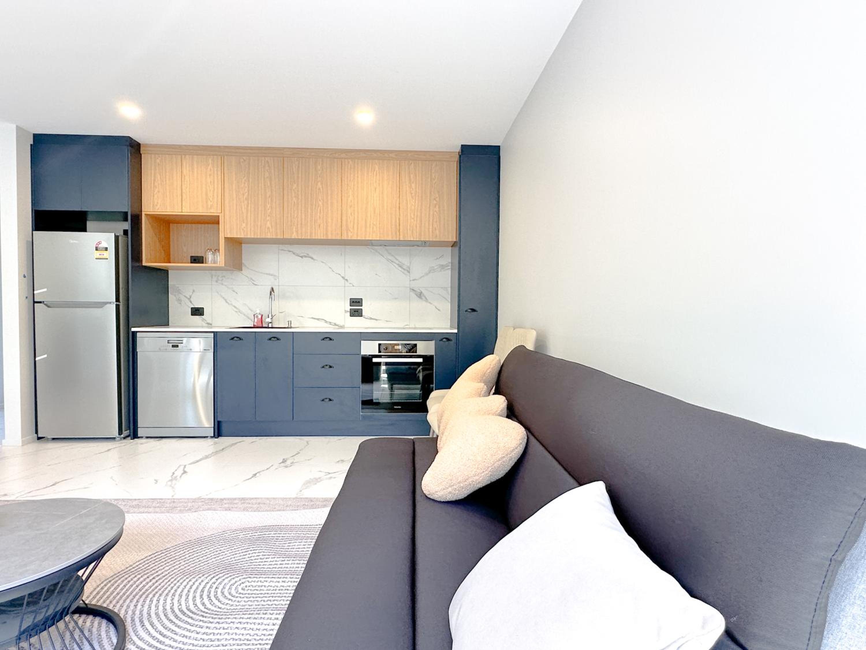 Charming 1BR Retreat next to UC view 2