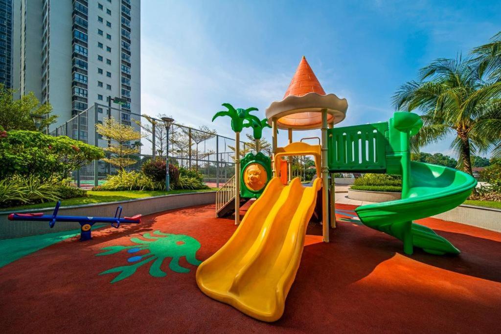 Cityview 2BR Country Garden Danga Bay - Natol