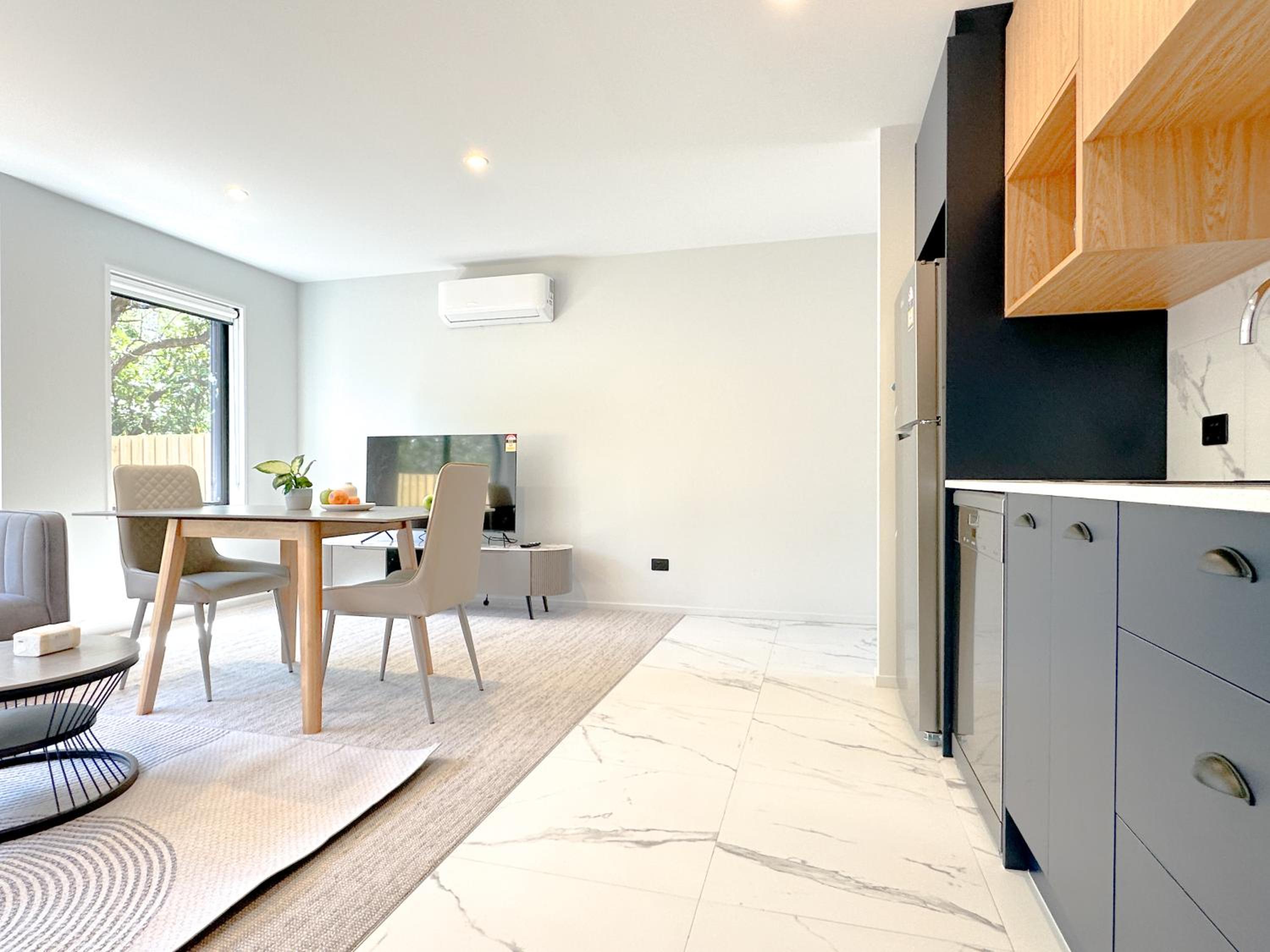 Charming 1BR Retreat next to UC view 5