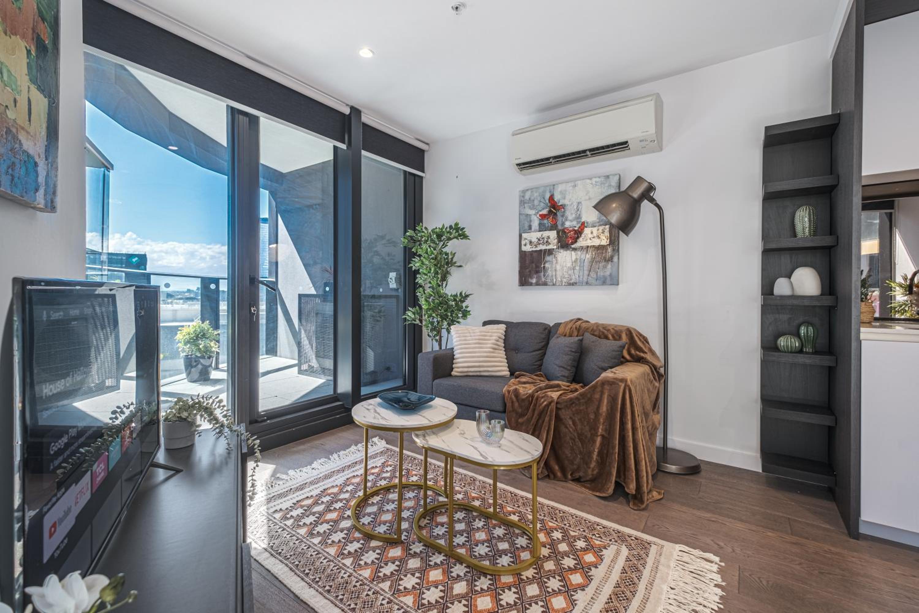 Absolute luxury 1BR Apt MQ PoolGym