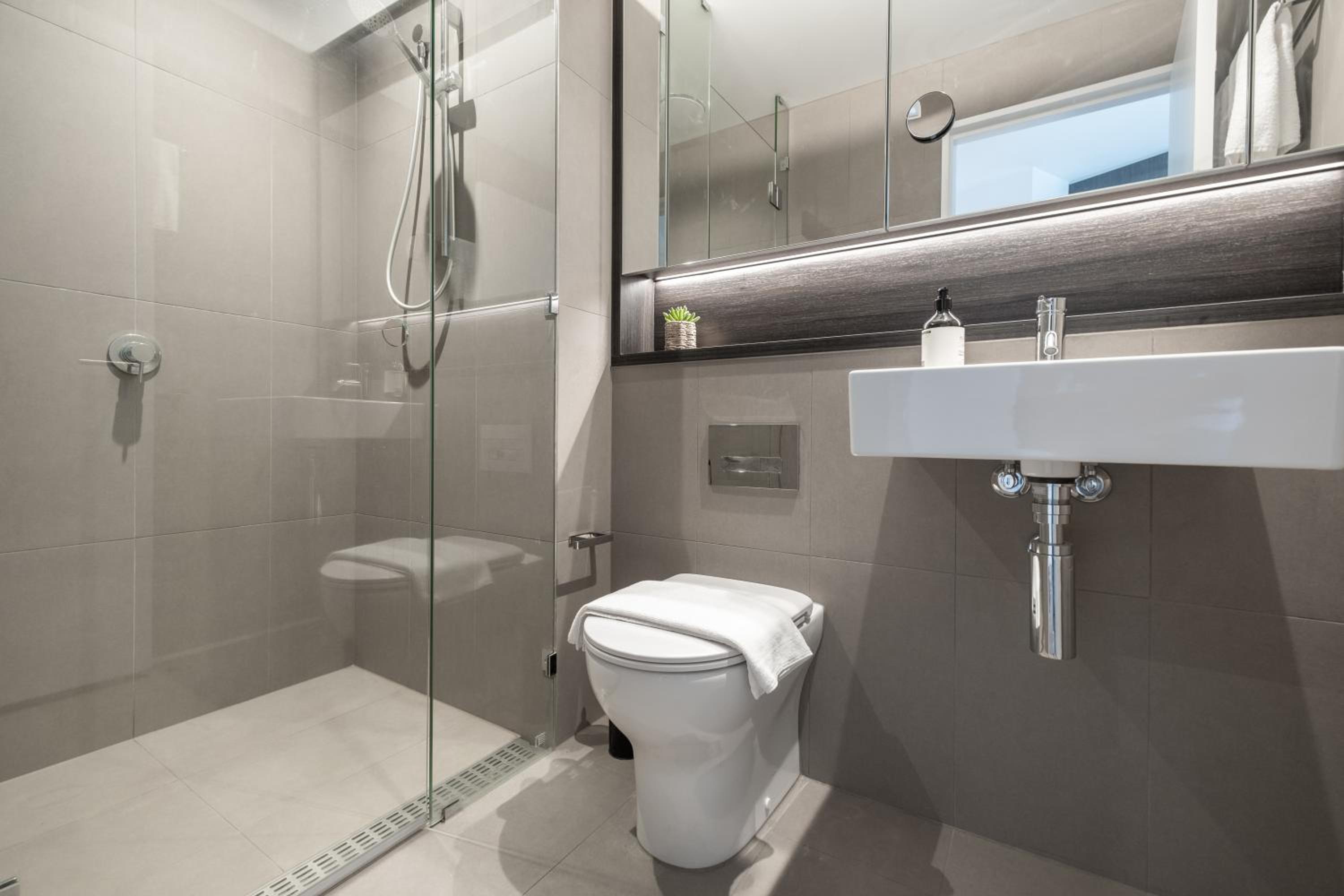 Absolute luxury 1BR Apt MQ PoolGym