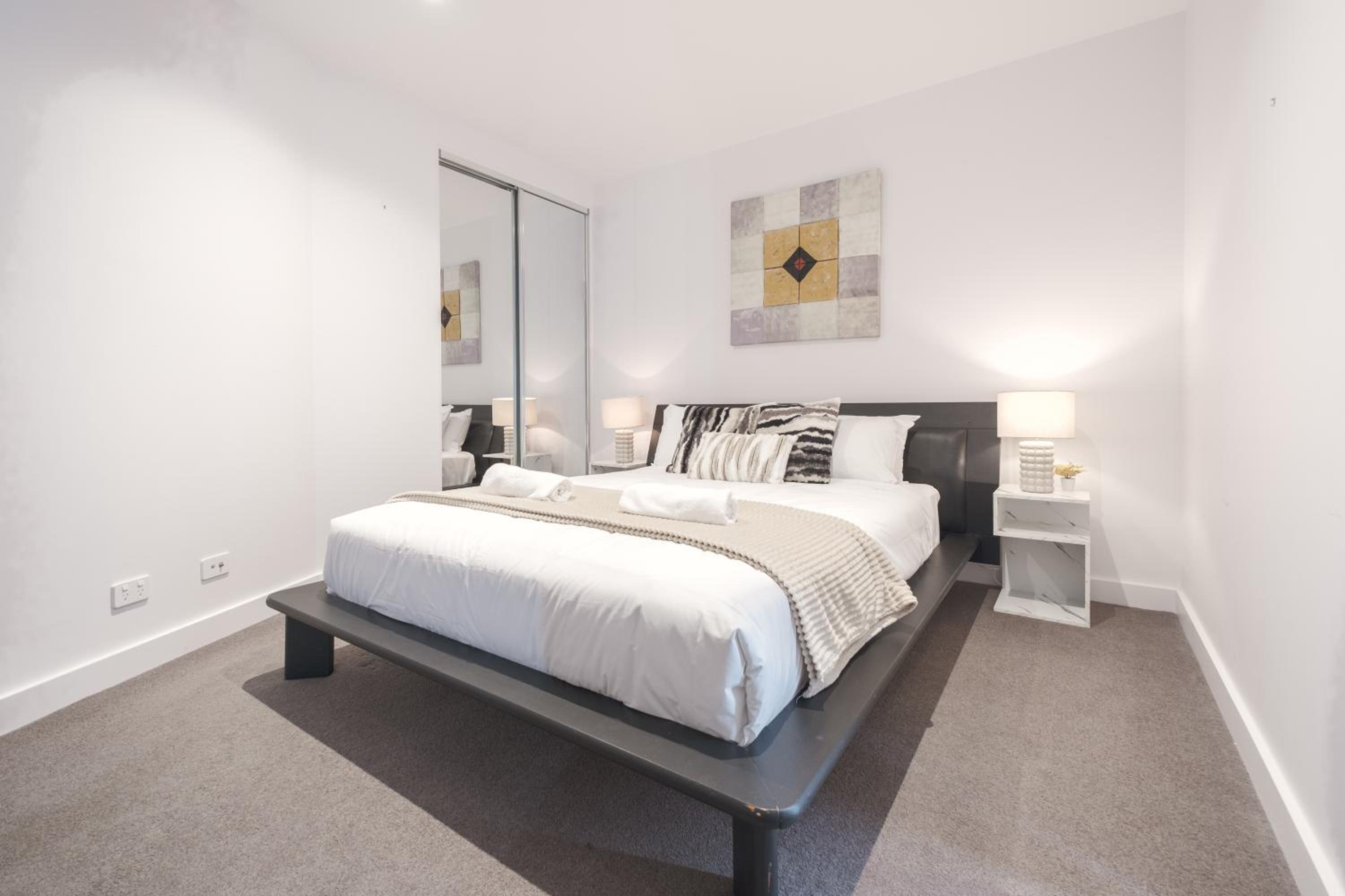 Absolute luxury 1BR Apt MQ PoolGym
