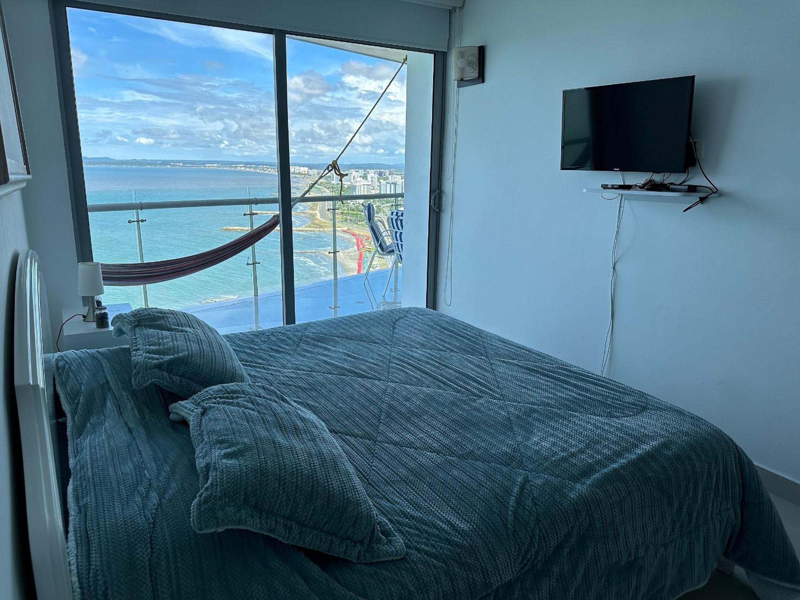Amplios Aptos de Lujo Frente a la Playa a 5 Minutos del Centro y del Aeropuerto, en Edificio con Piscina, Jacuzzi, Sauna, Gimnasio, Turco y Seguridad las 2