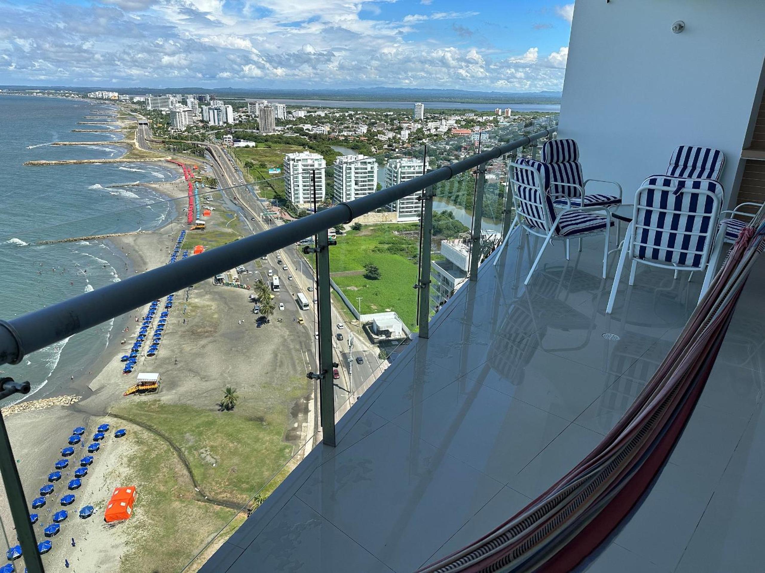 Amplios Aptos de Lujo Frente a la Playa a 5 Minutos del Centro y del Aeropuerto, en Edificio con Piscina, Jacuzzi, Sauna, Gimnasio, Turco y Seguridad las 2