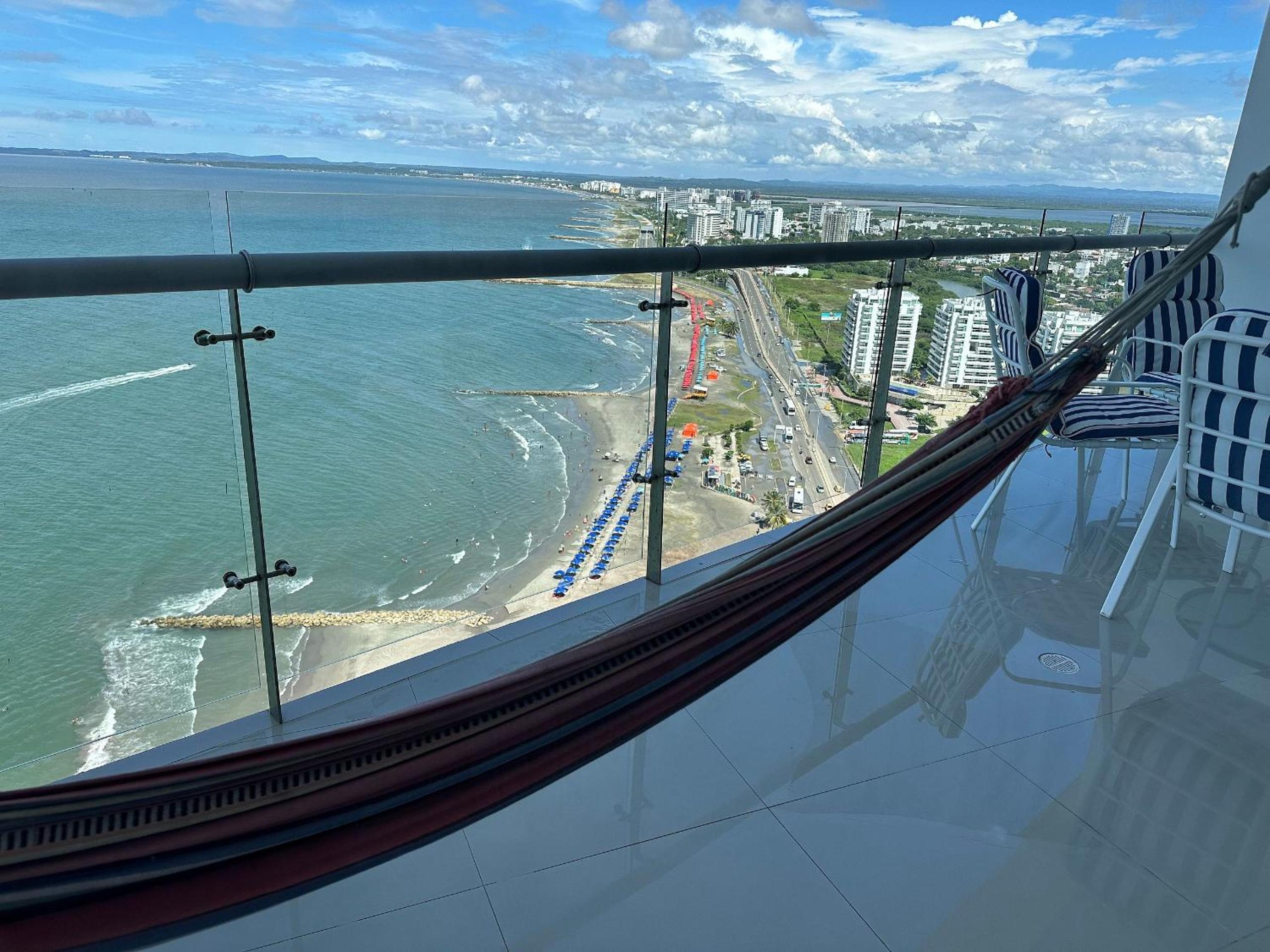 Amplios Aptos de Lujo Frente a la Playa a 5 Minutos del Centro y del Aeropuerto, en Edificio con Piscina, Jacuzzi, Sauna, Gimnasio, Turco y Seguridad las 2