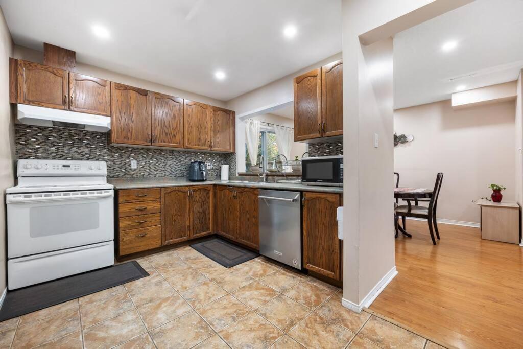 Cheerful Home, 4 Beds, Free Parking
