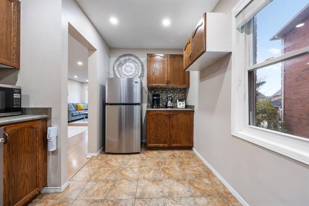 Cheerful Home, 4 Beds, Free Parking