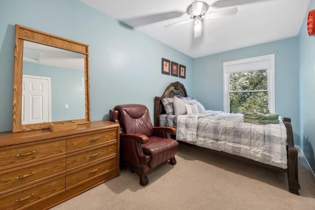 Cheerful Home, 4 Beds, Free Parking