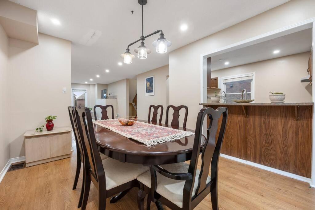 Cheerful Home, 4 Beds, Free Parking