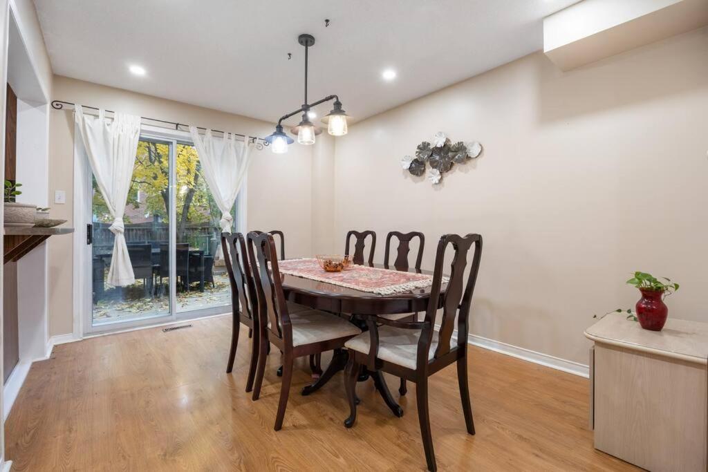 Cheerful Home, 4 Beds, Free Parking