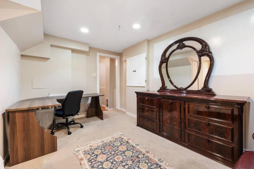 Cheerful Home, 4 Beds, Free Parking